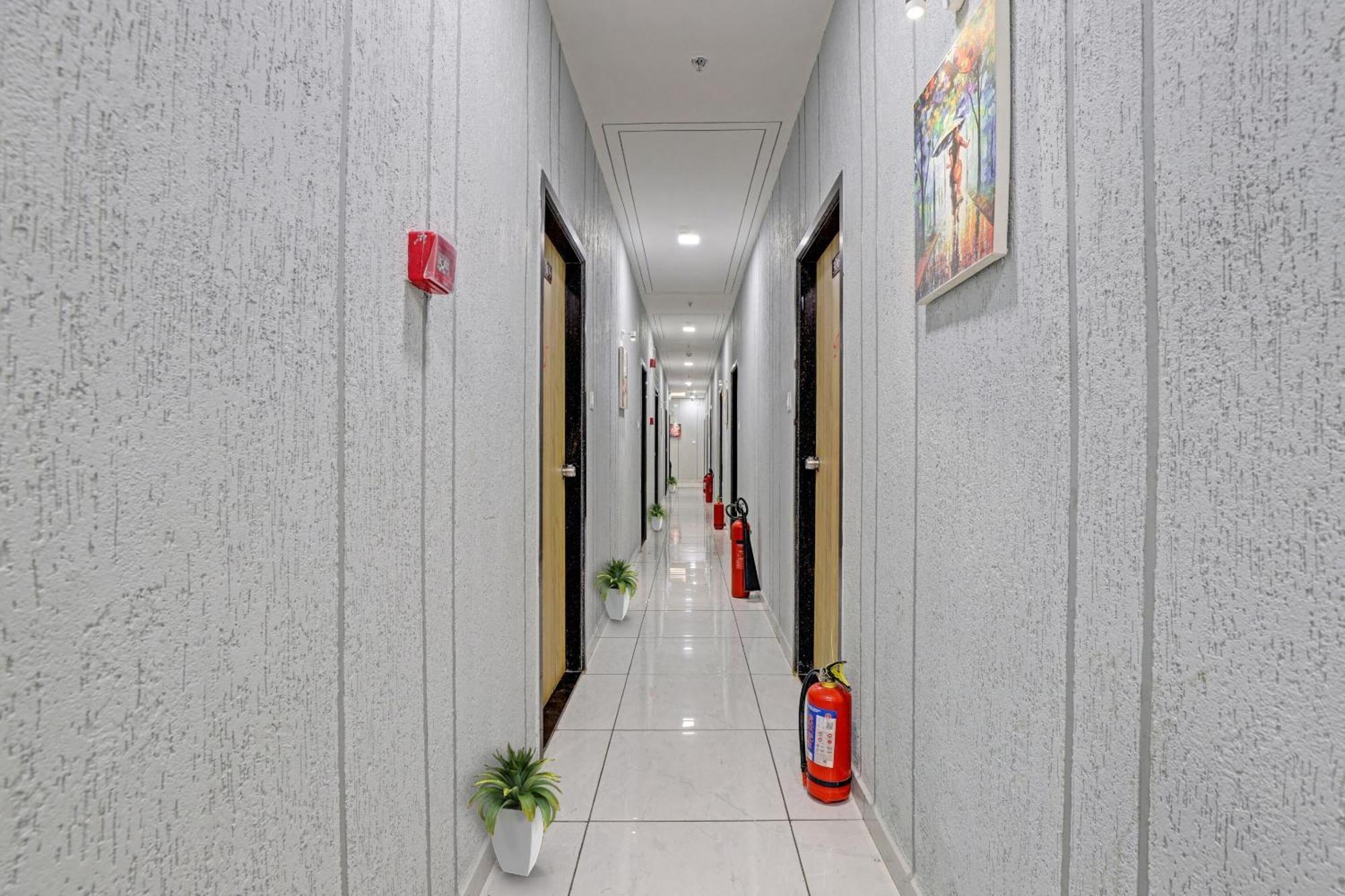 Hotel O Royal Orbit Surate Extérieur photo