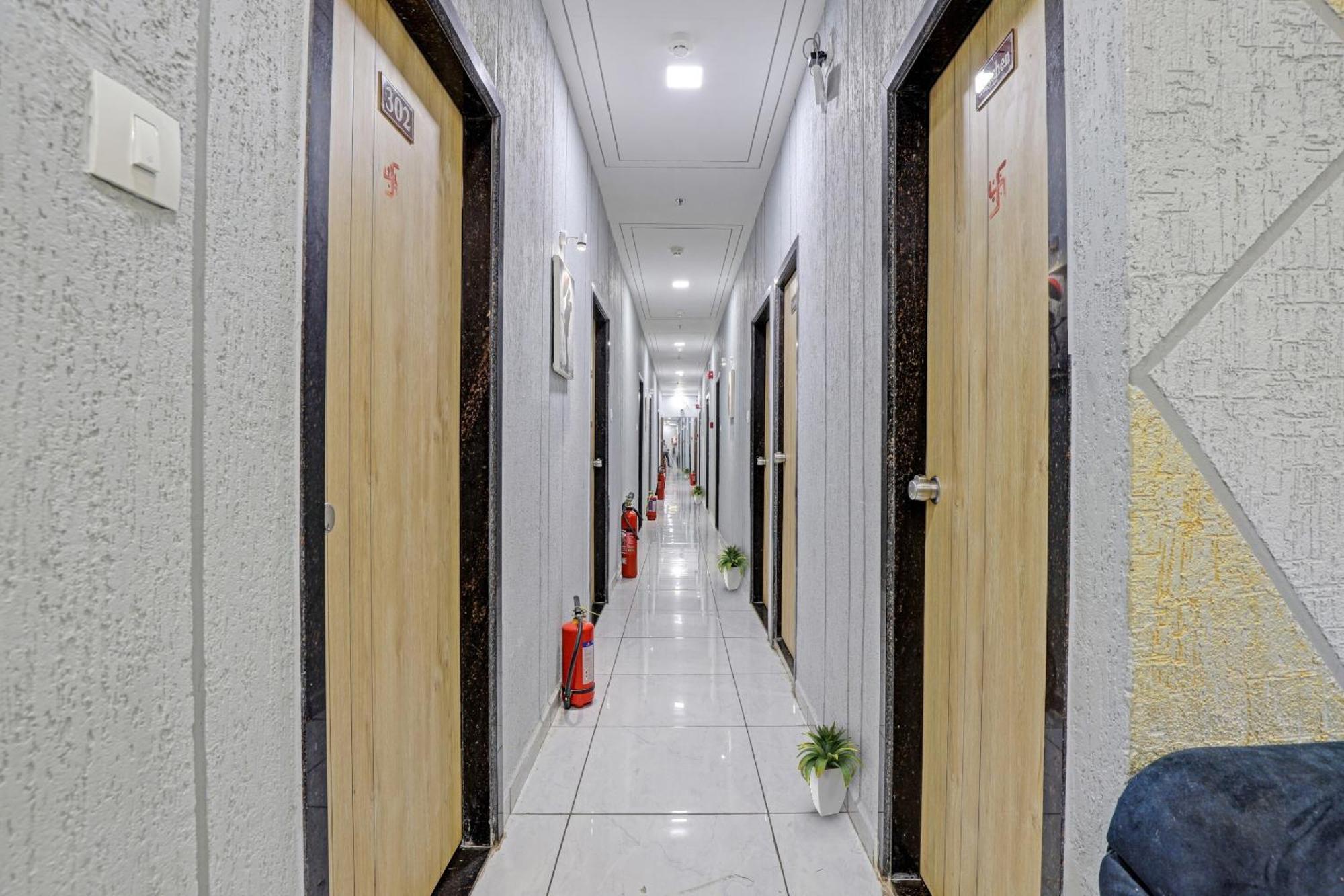 Hotel O Royal Orbit Surate Extérieur photo