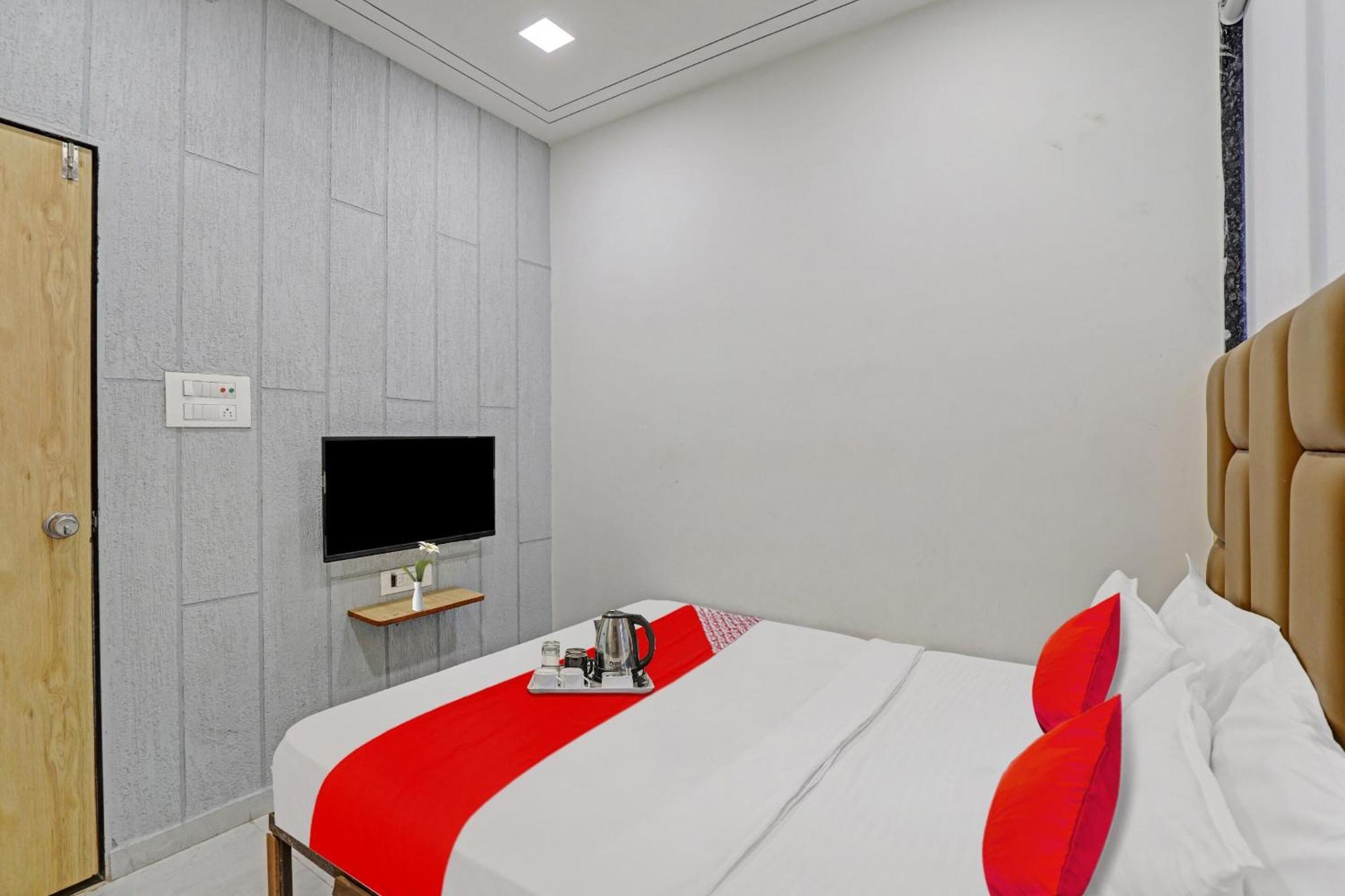Hotel O Royal Orbit Surate Extérieur photo