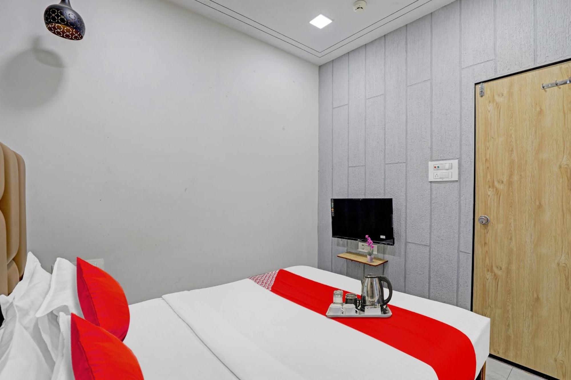 Hotel O Royal Orbit Surate Extérieur photo